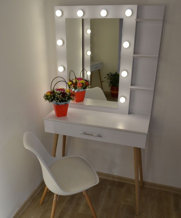 Макияжный туалетный столик трюмо и гримерное зеркало с подсветкой