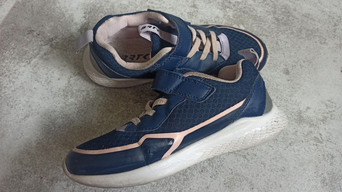 Buty sportowe dla dziewczynki Bartek 32