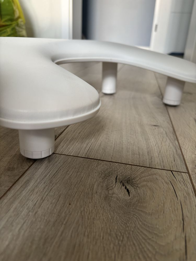 Biala poduszka do manicure na regulowanych nozkach