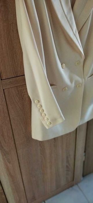 Elegancki i nowoczesny żakiet w kolorze ecru.M