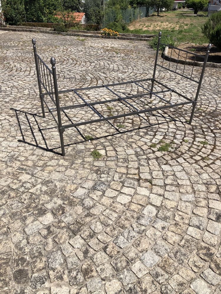Cama em Ferro cinzenta