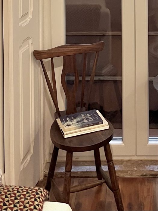 Cadeira de Jantar em Carvalho Maciço – Clássica e Versátil