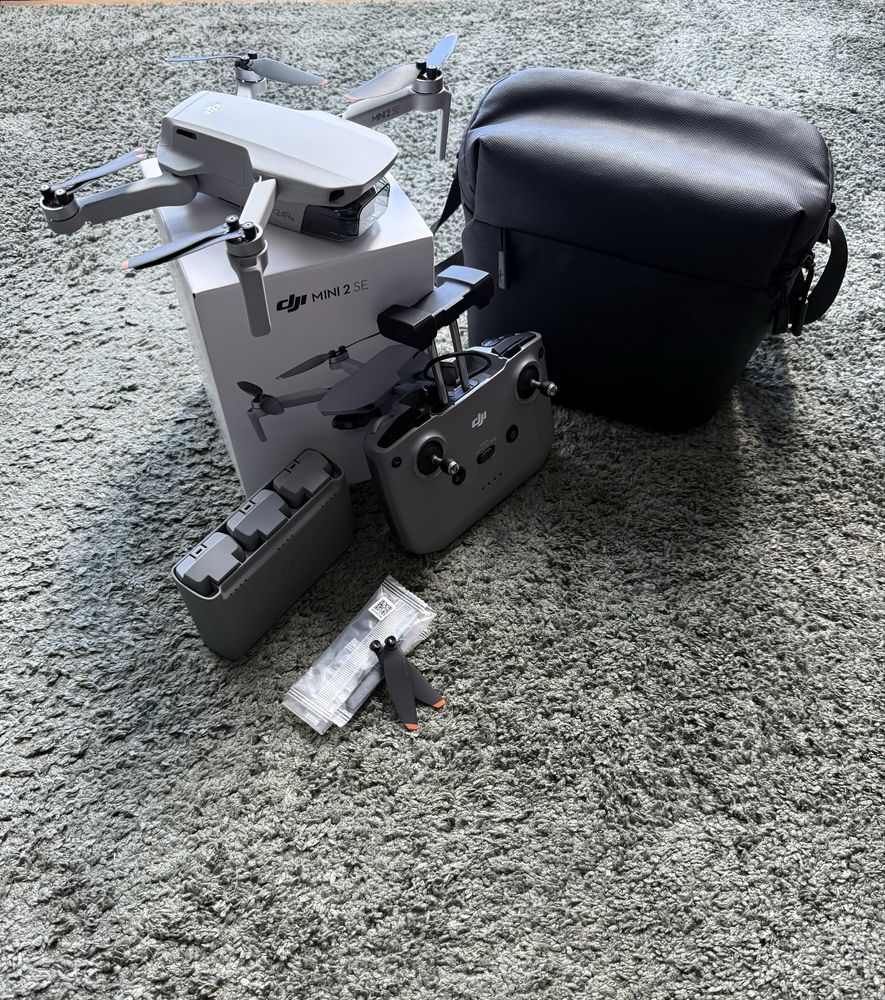 Drone DJI Mini 2 SE (Fly More Combo)