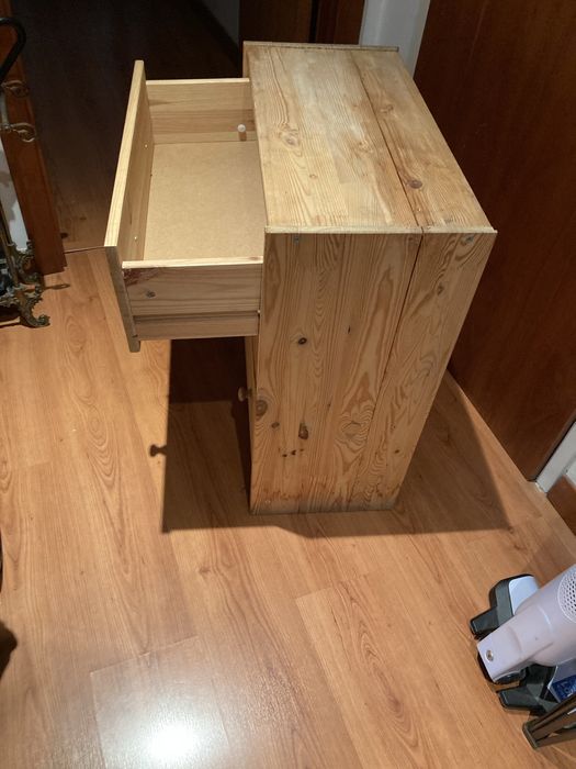 Movel em pinho macico com 3 gavetas