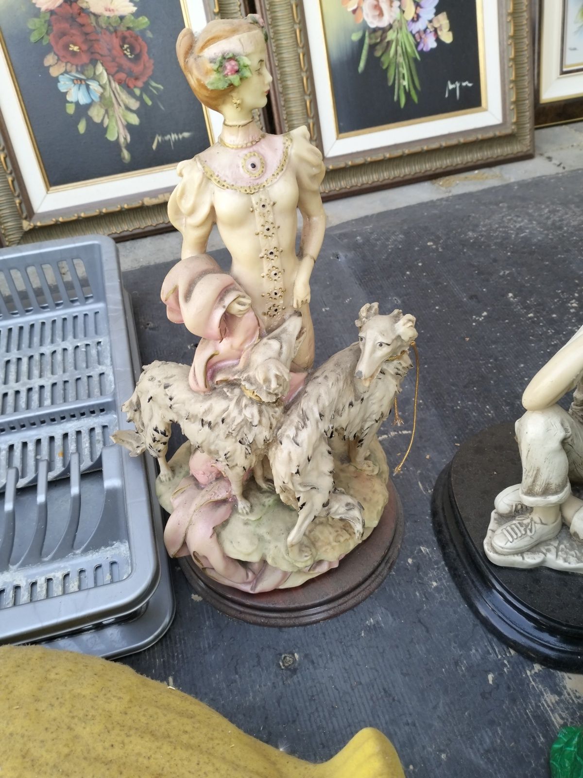 Estátua de mulher com cães