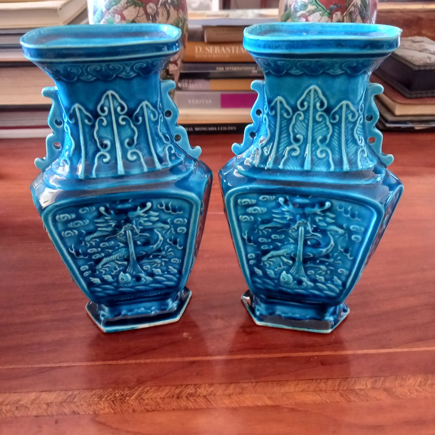 Par de jarras em porcelana chinesa com 20 cm altura