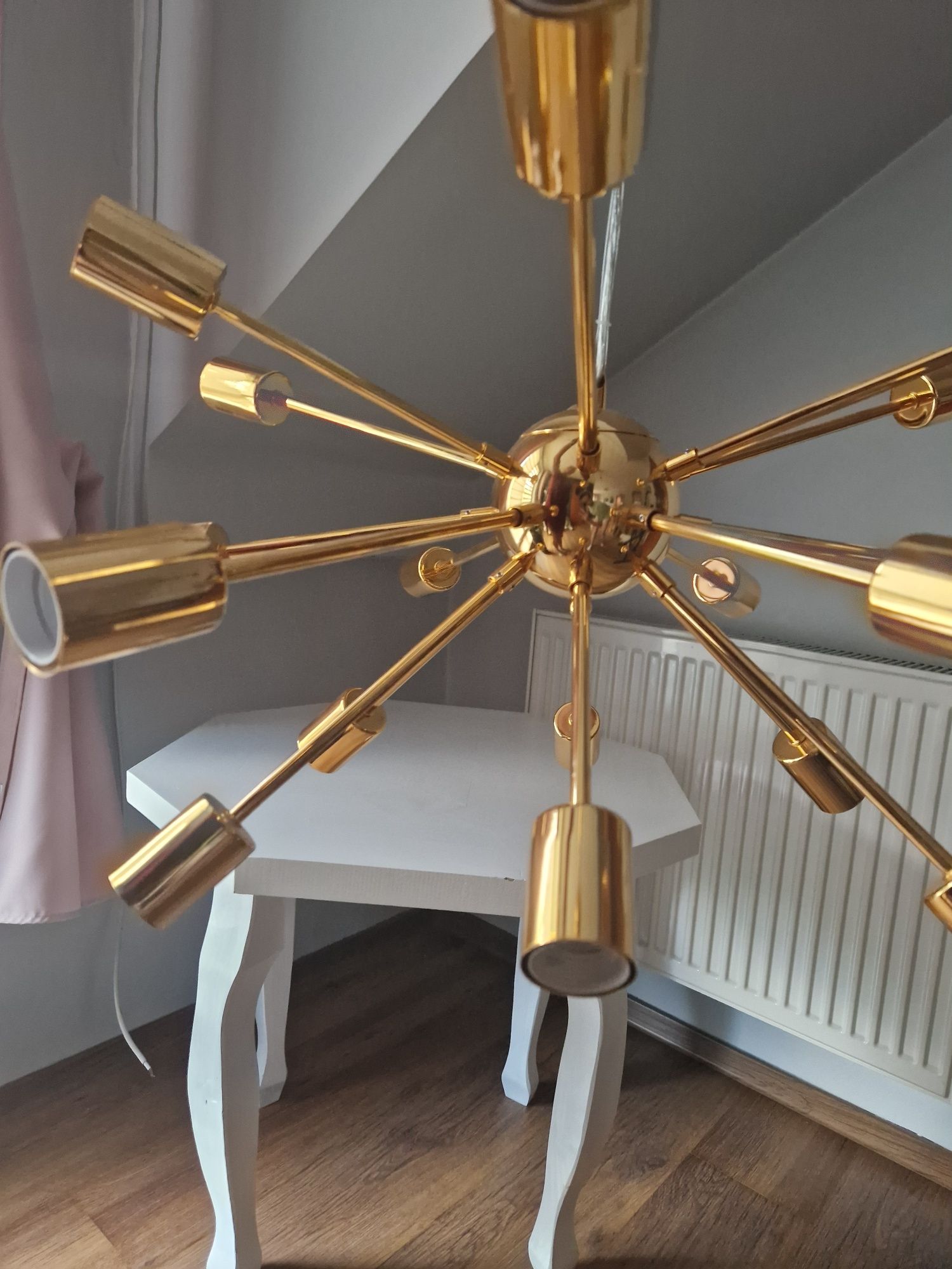 Złota lampa salonowa