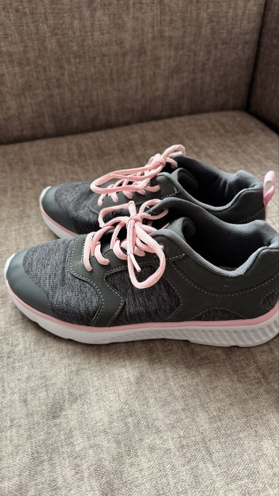 Кросівки жіночі.стан гарний.Розмір 37.Сірого кольору