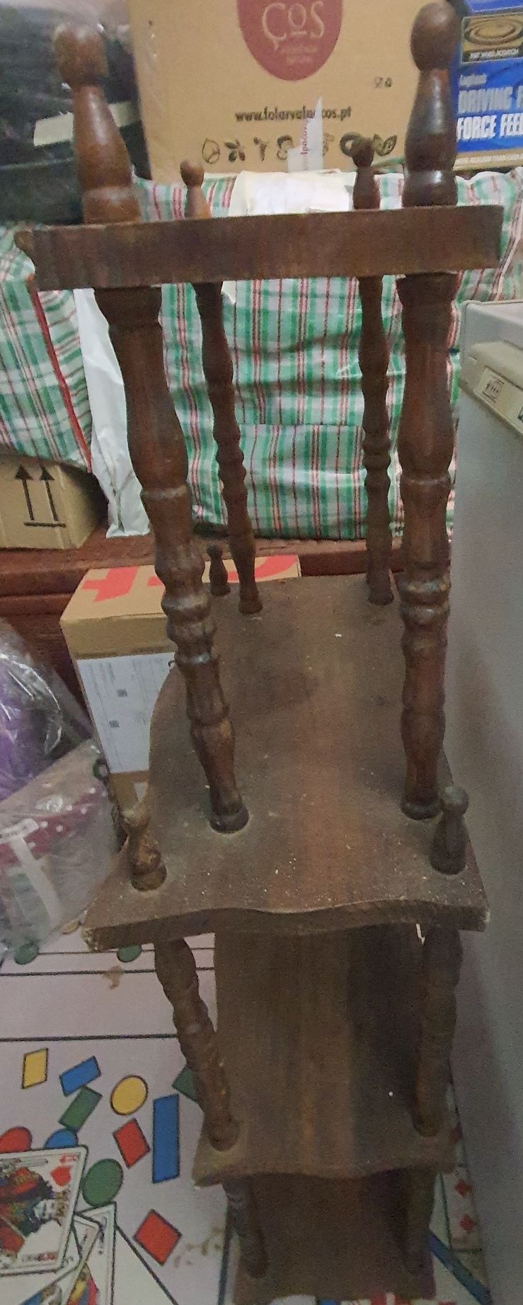 Móvel antigo com 3 prateleiras.