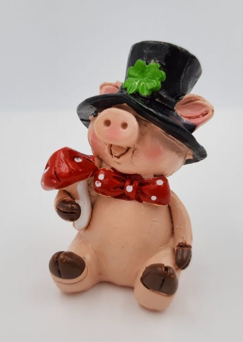 Nowa Figurka Szczęśliwa świnka koniczyna w kapeluszu z muszką