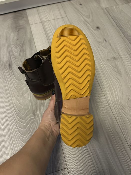 Пара коричневих шкіряних черевиків "Челсі" з жовтою підошвою