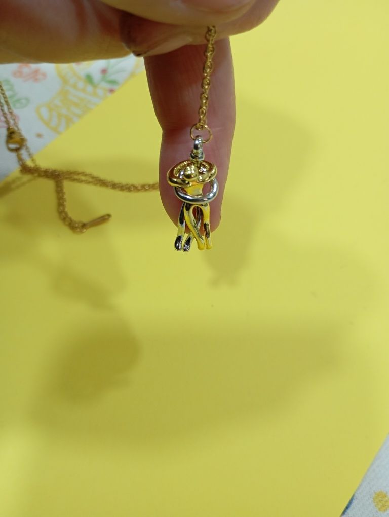 20€ cordão com pingente de casal abraçado entrego em Rio tinto ou envi