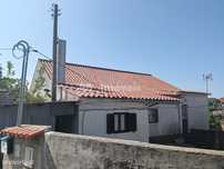 Moradia T3 inserida num terreno com 8400m2, a perto de Tomar