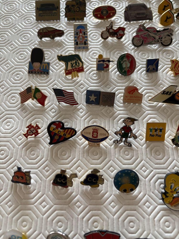 Pins variados.