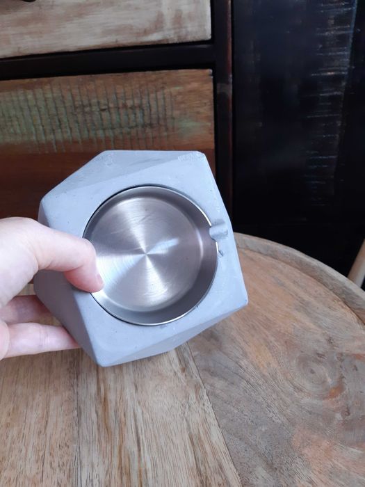 Dekoracyjna popielnica Zara Home betonowa z wkładem