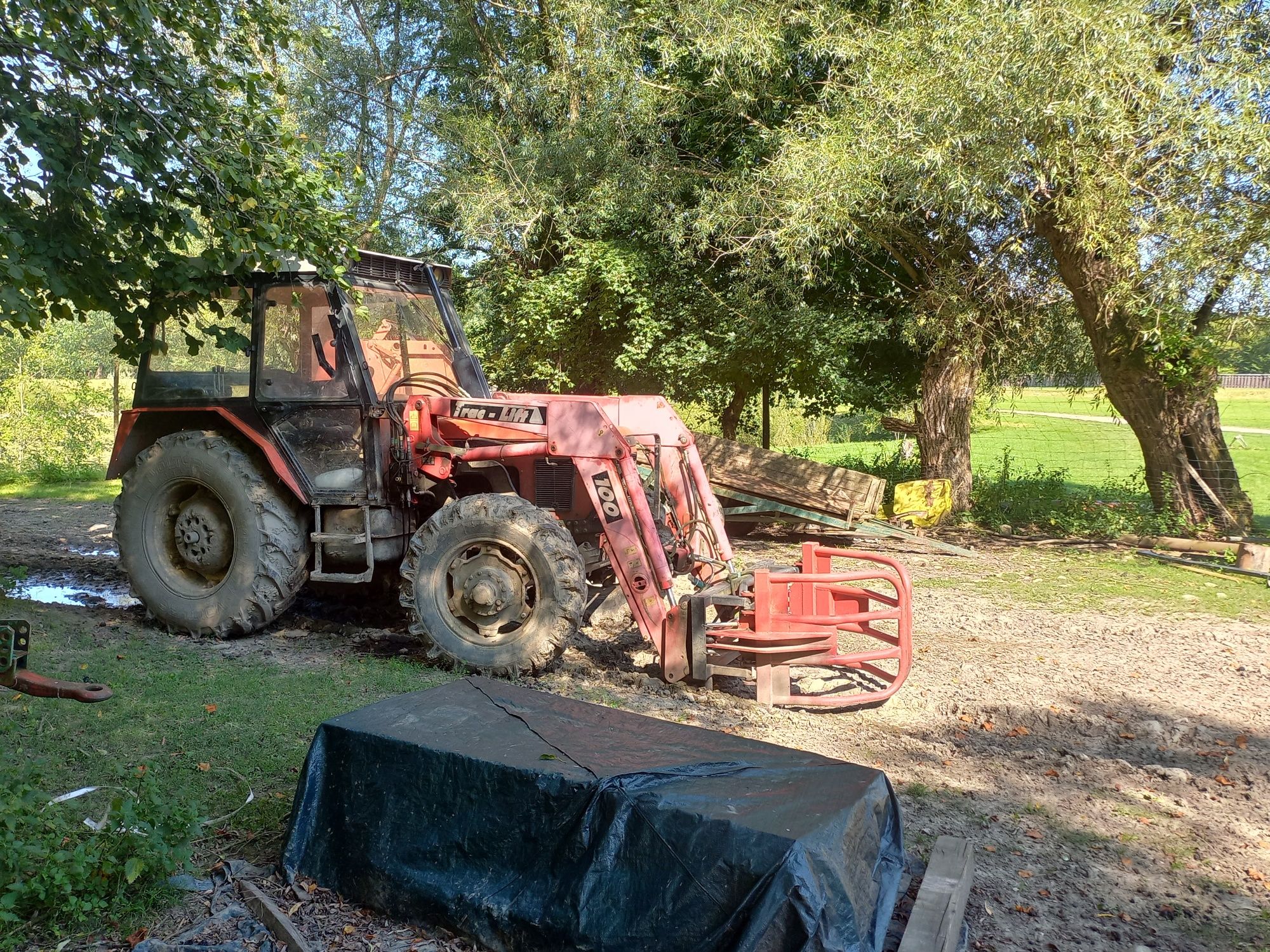 Sprzedaż Ciagników i prasy Hesston
