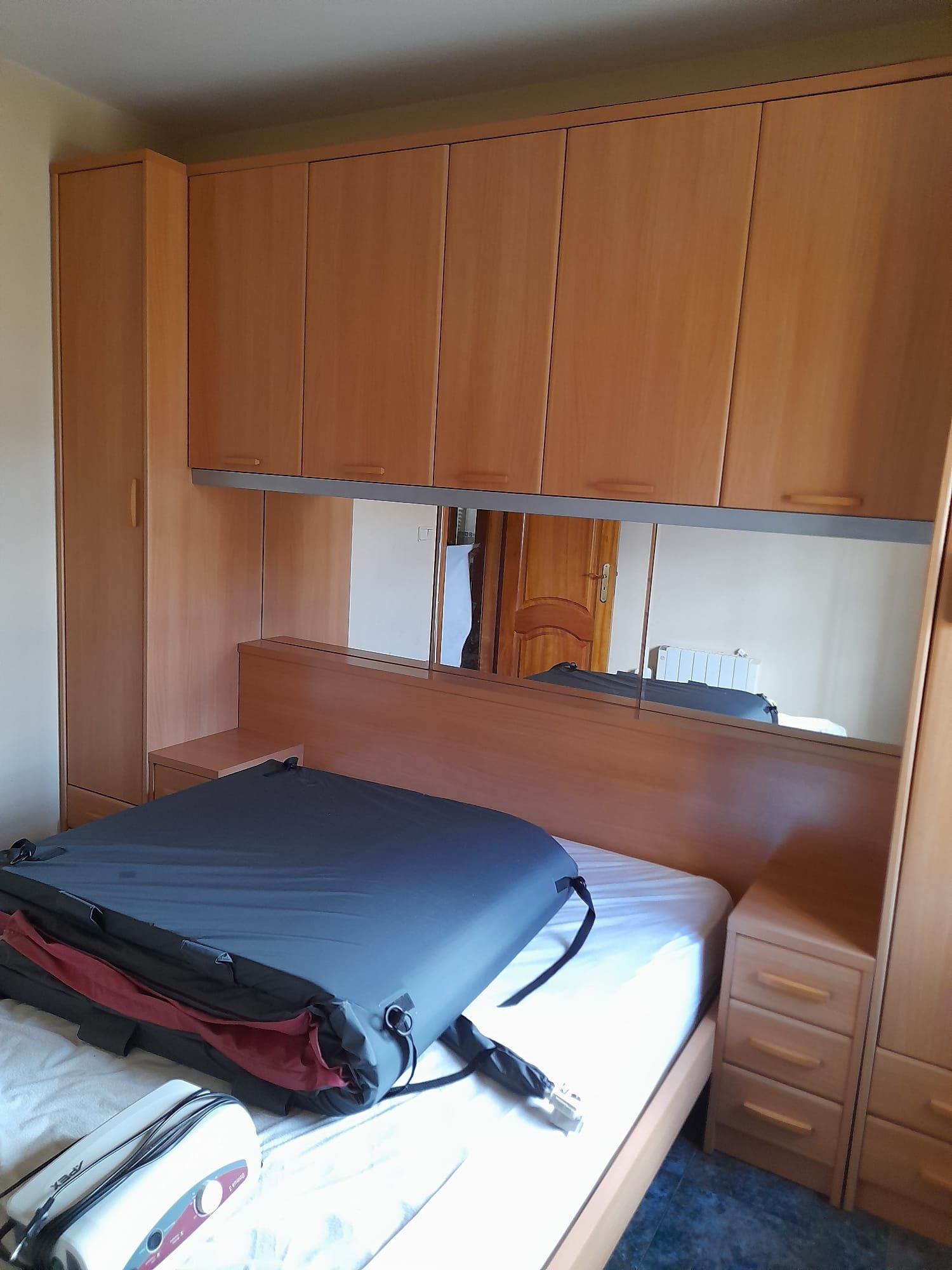 Quarto casal com cama, colchão, roupeiro e mesinhas