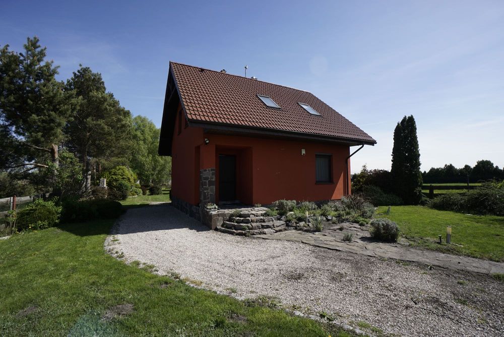 Dom nad Jeziorem Gopło z własną linią brzegową.