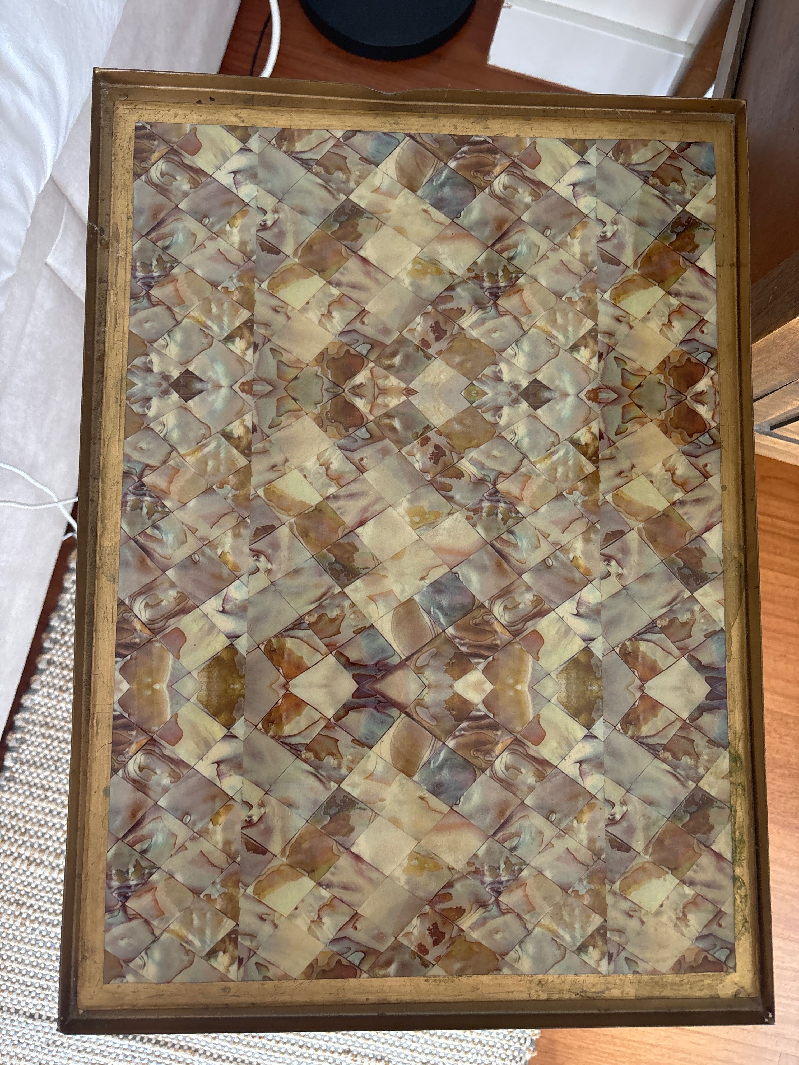 Mesa auxiliar com desenho geométrico