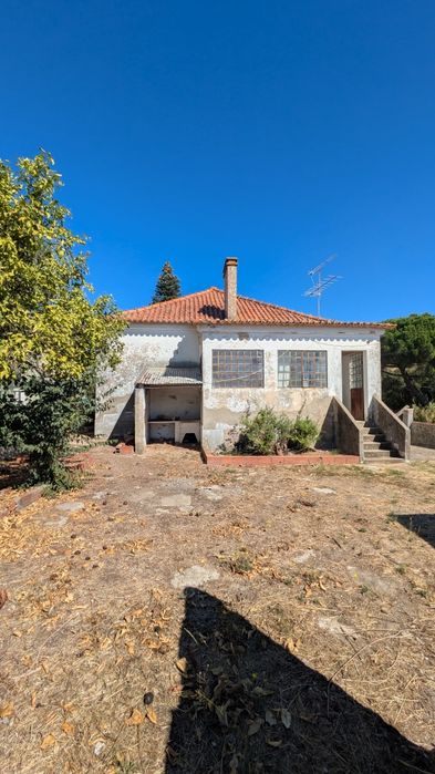 Moradia anos 60 para remodelar com 630m2 de terreno