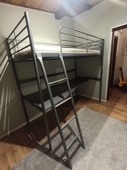 Łóżko piętrowe Ikea Svarta z biurkiem i materacem