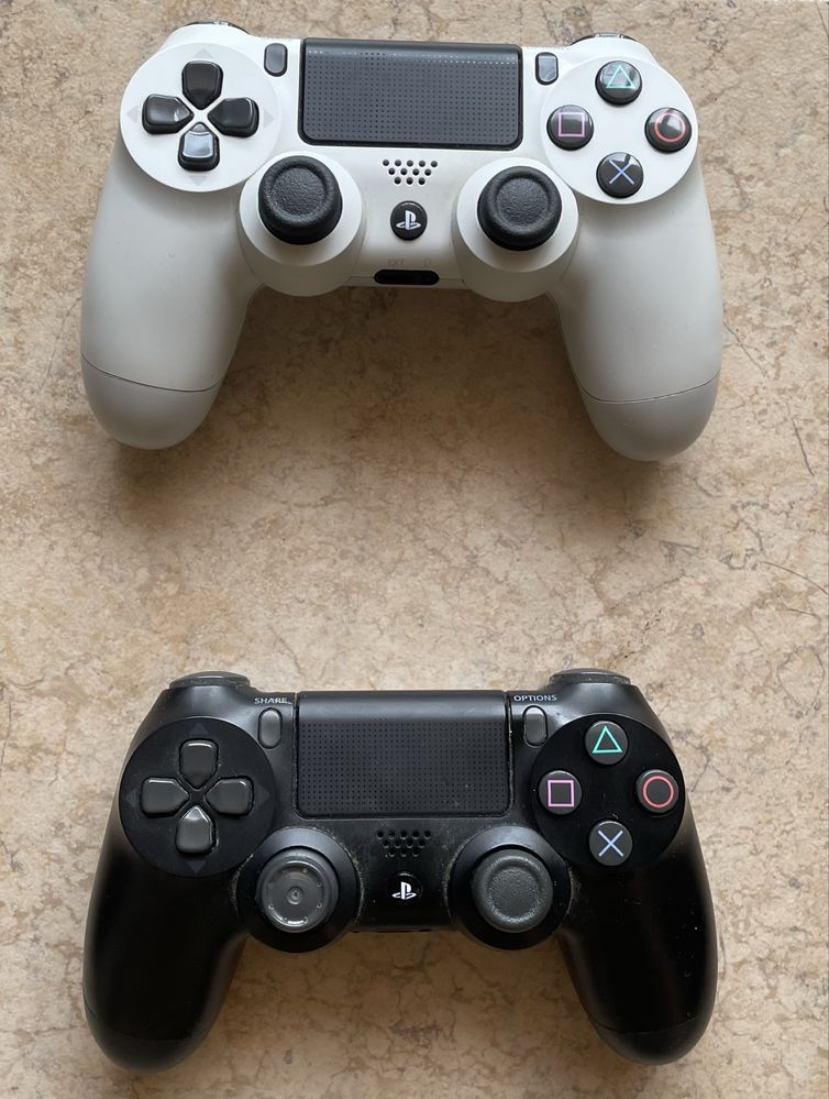 PS4 Slim (1 TB) + 2 comandos + 5 Jogos