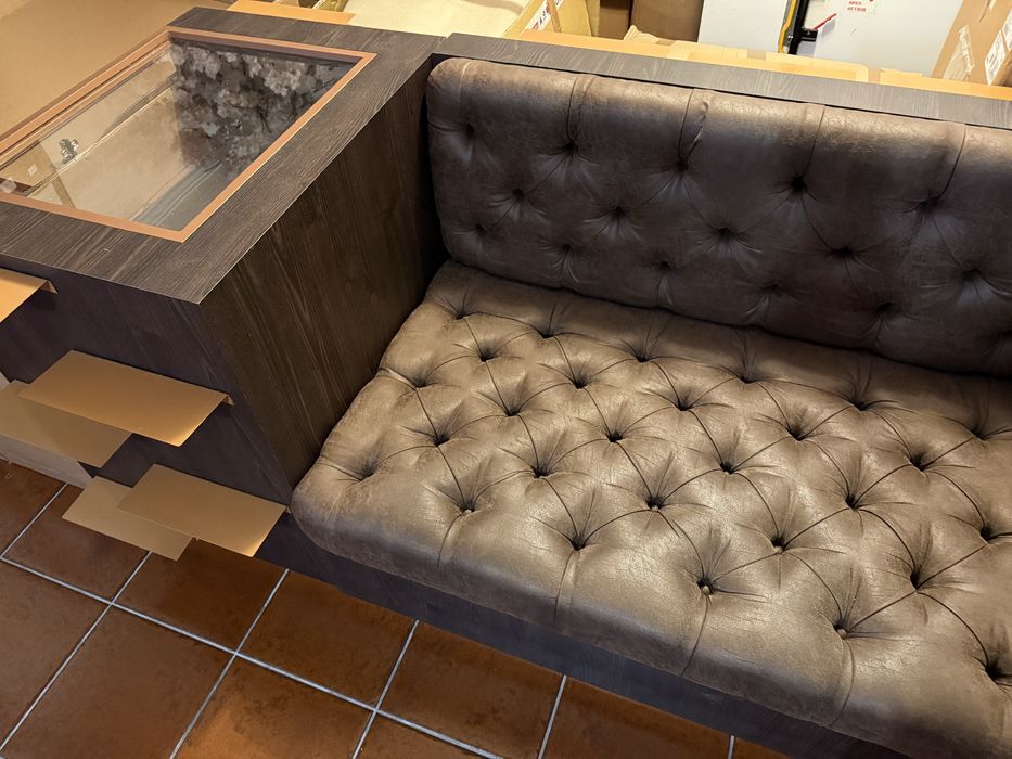 Banco em madeira e capitonê