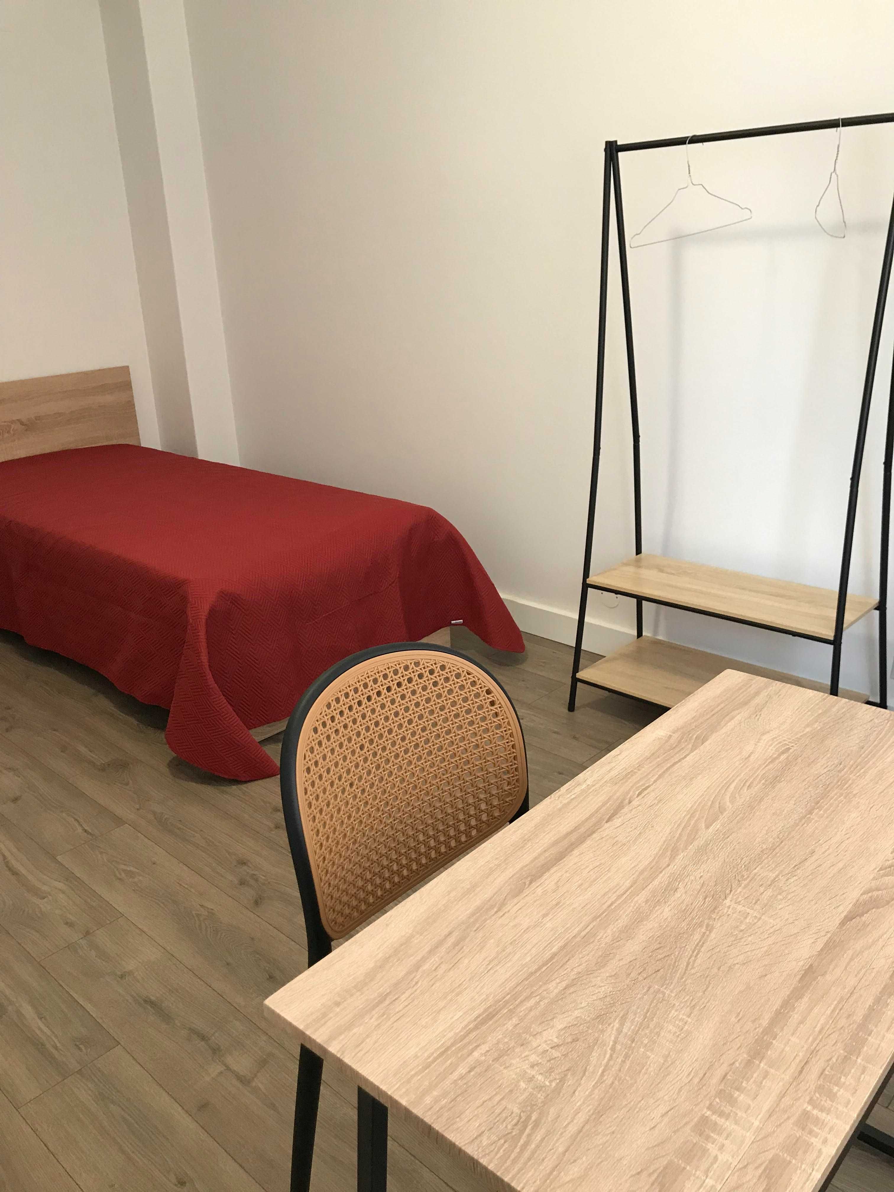 Quarto para rapariga estudante, na Av. Marquês de Pombal - Leiria