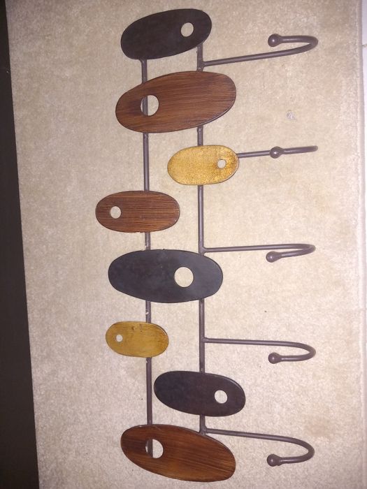 Cabide de metál em tons dourados castanhos e preto está como novo