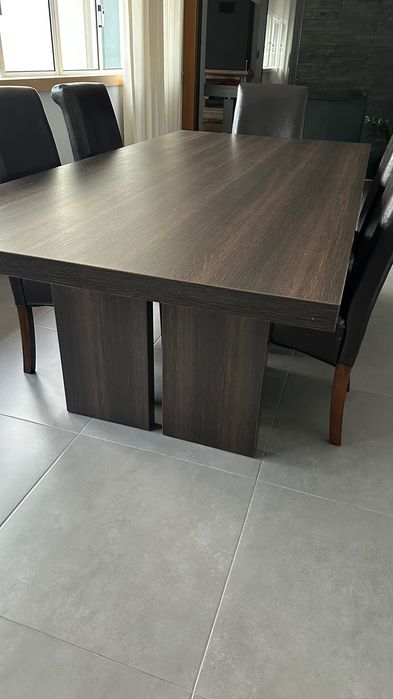 Mesa de sala de jantar, cadeiras e aparador - preto