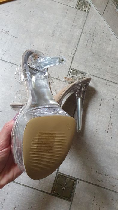 Pretty Little Thing szpilki sandały transparentne platforma 40