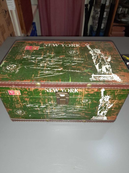 Baú ou caixa madeira e tela envelhecida Nova York retro. Usada c/ nova