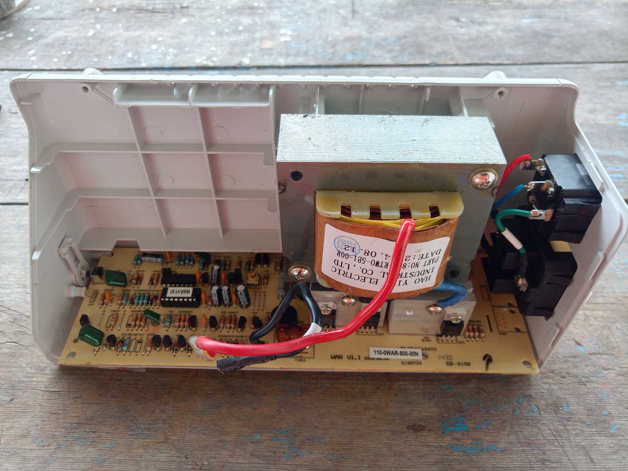 UPS PowerCom WAR-400A Schuko