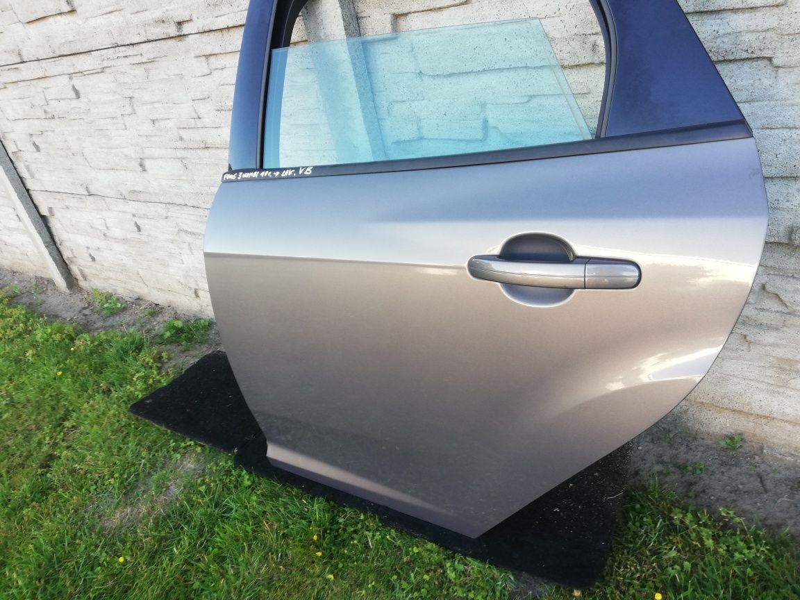 Drzwi lewe tylne lewy tył Ford Focus mk3 III kombi kolor VB w kolor