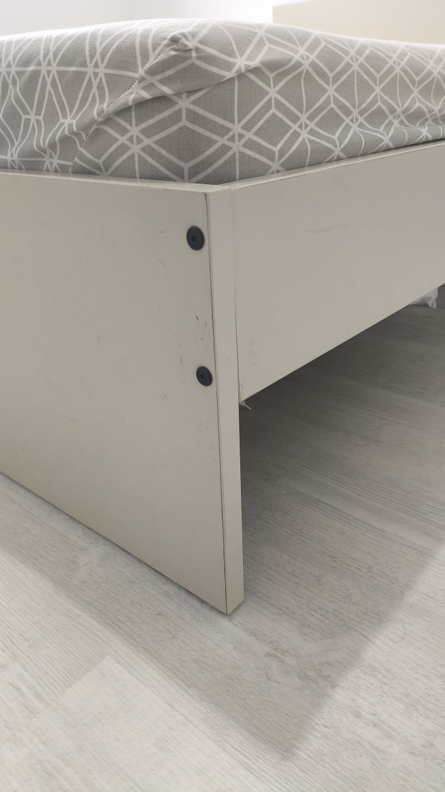 Cama casal (sem colchão) + 2 mesas de cabeceira – €50 + €20