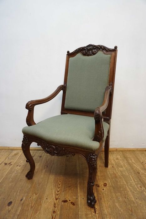 Stary dostojny fotel do biurka rzeźbiony głowy na lwich łapach sprężyn