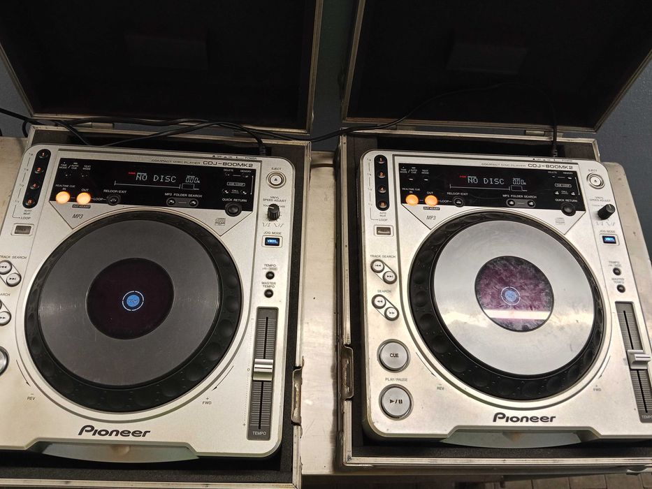 Dwa odtwarzacze DJ CDJ-800MK2