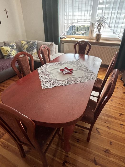 Duży, rozkładany stół z krzesłami