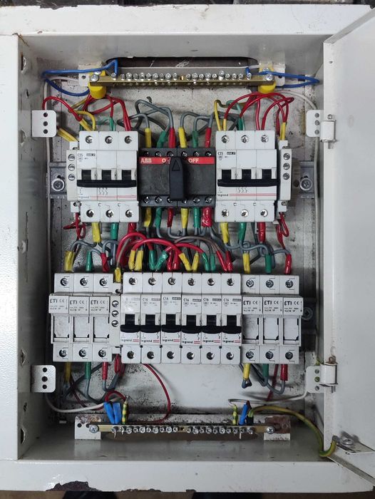 Електричний щиток на два ввода.
