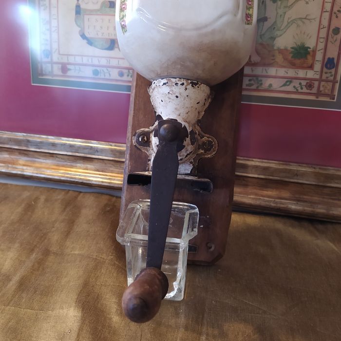 Antigo moinho de café de parede