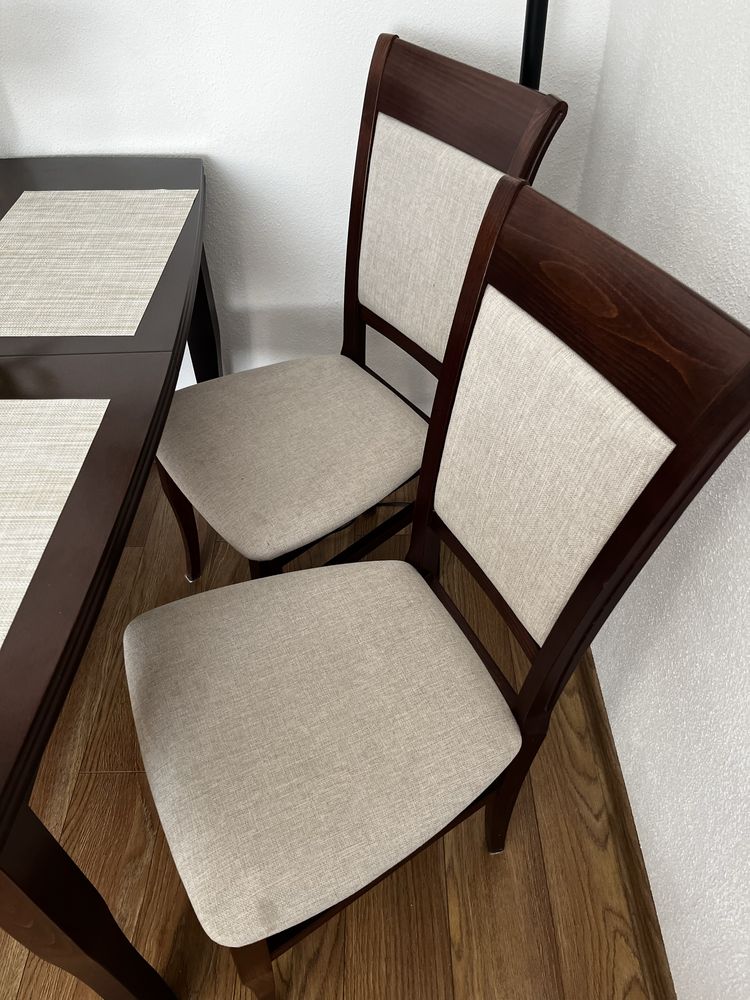 Zestaw orzechowy stol + 4 krzesla z tapicerowanym siedziskiem