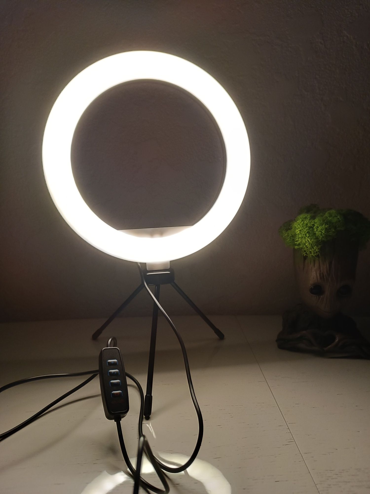 Кільцева usb лампа для блогерів на тринозі, допоможе при блекауті!