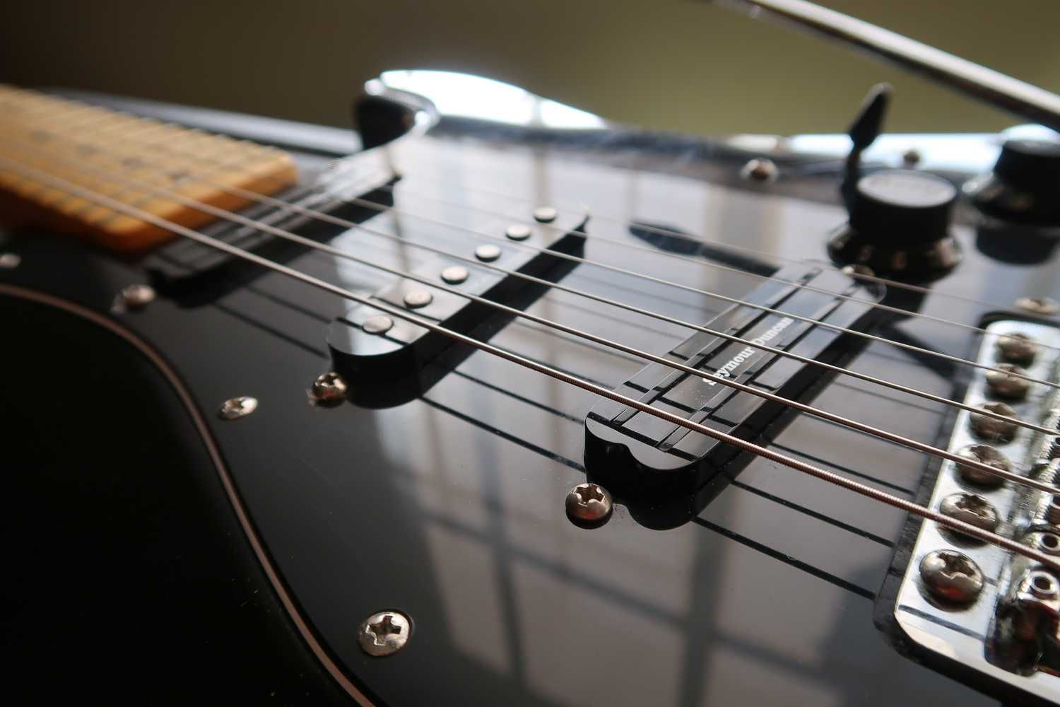 SQUIER Stratocaster by FENDER com upgrade.