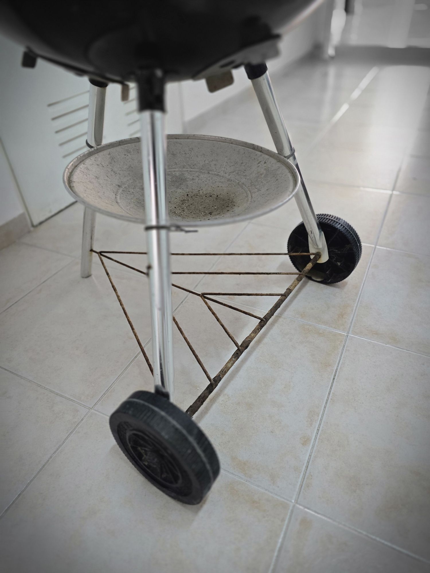 Grelhador a carvão da Weber Classic Kettle 57 cm