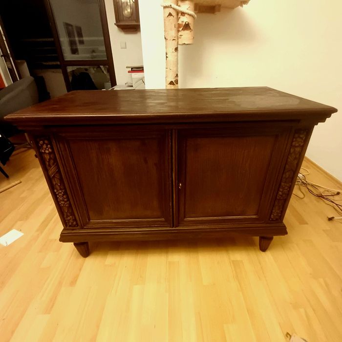 Przedwojenna komoda w dobrym stanie z rzeźbieniami