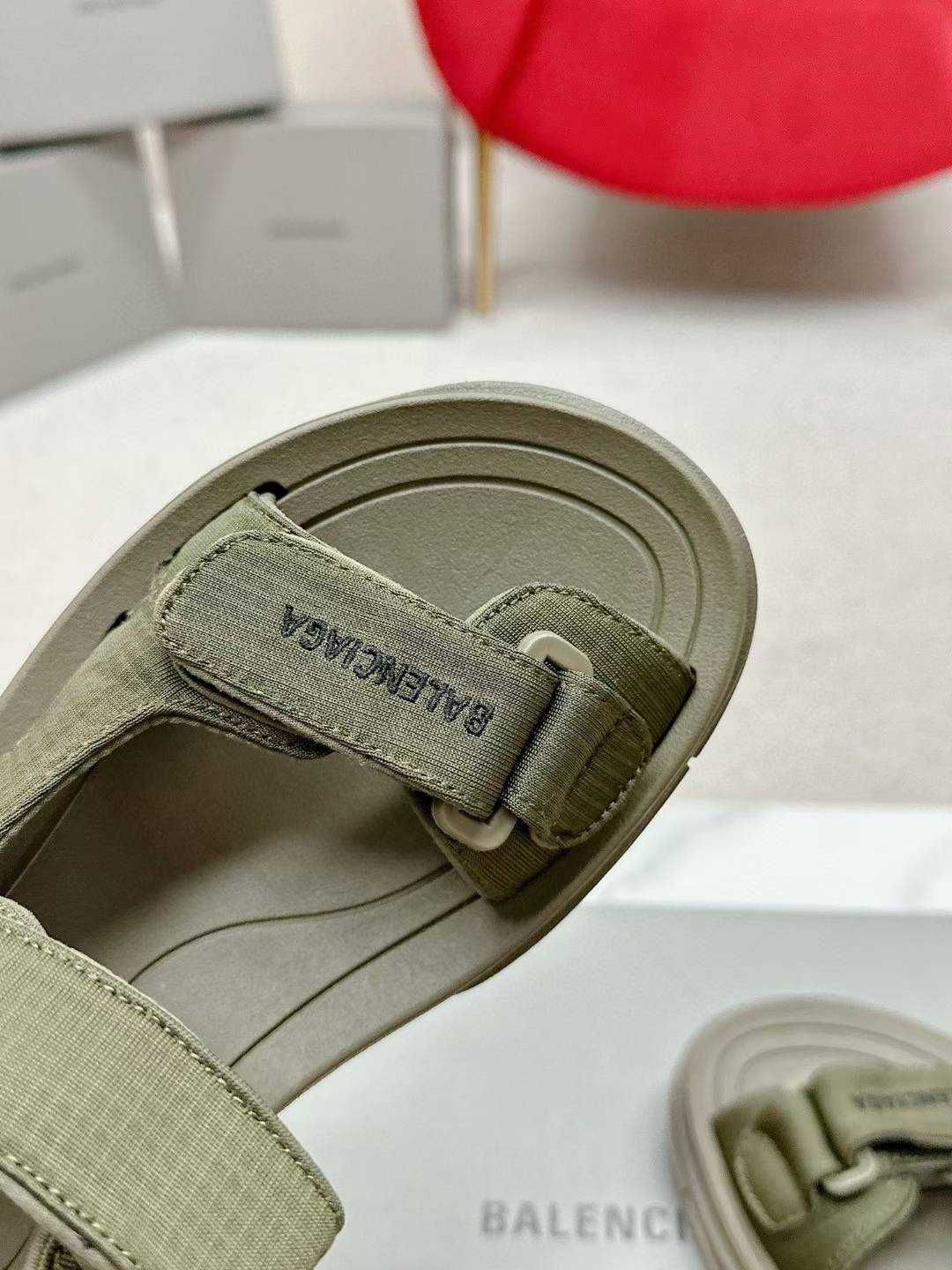 Balenciaga Buty, sandaly klapki, skora 080220