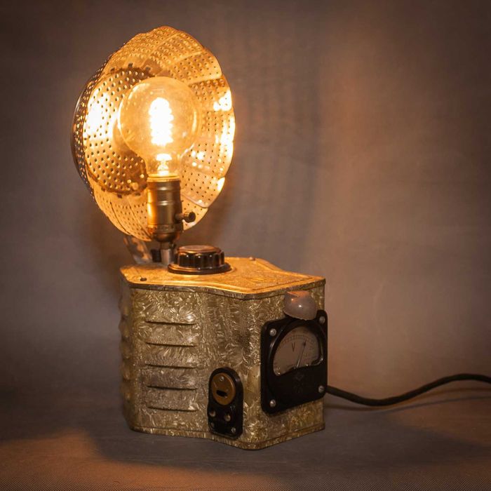 Оригинальный подарок - настольный светильник в стиле лофт.