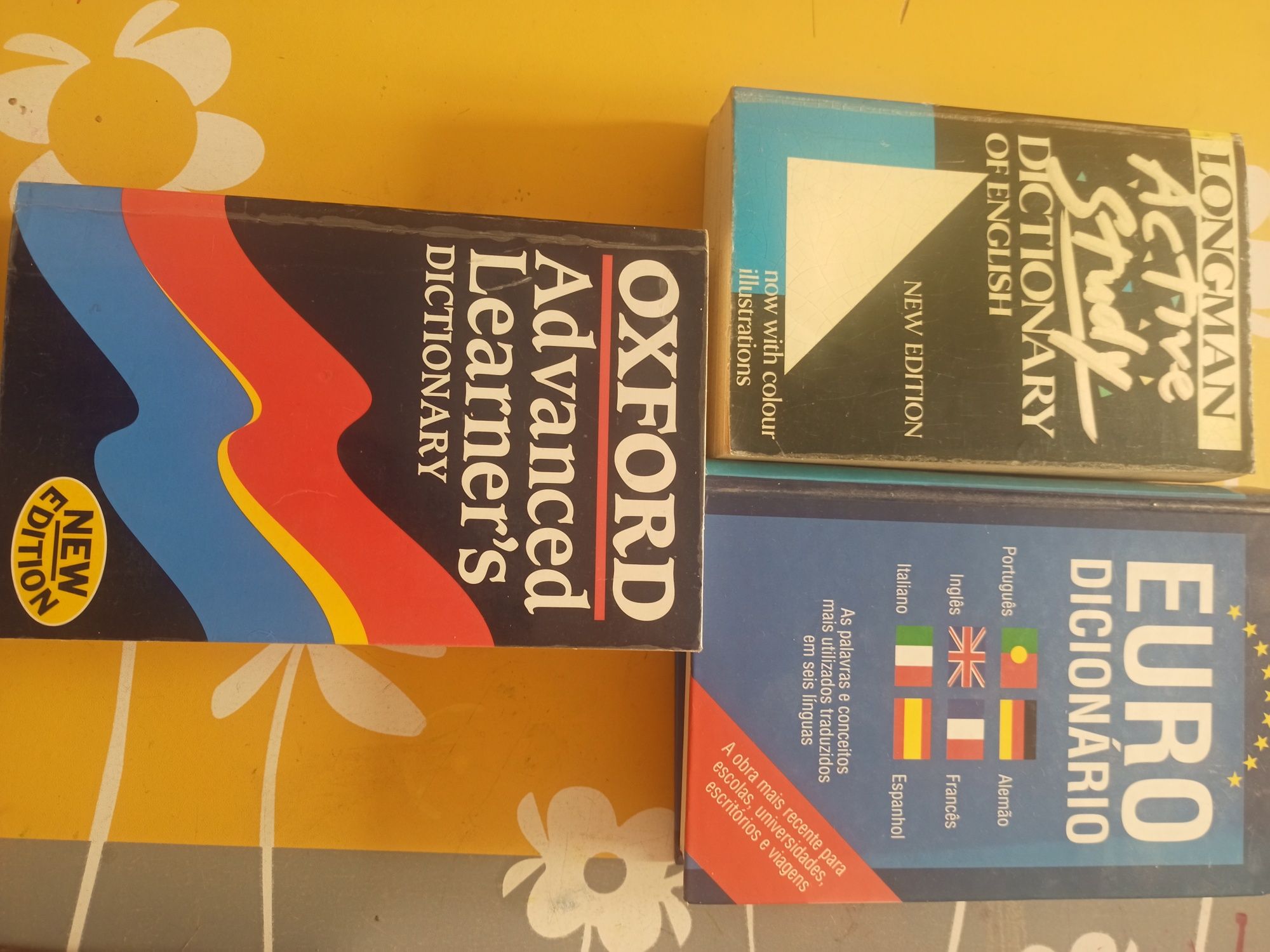 Dicionários de inglês e europeu