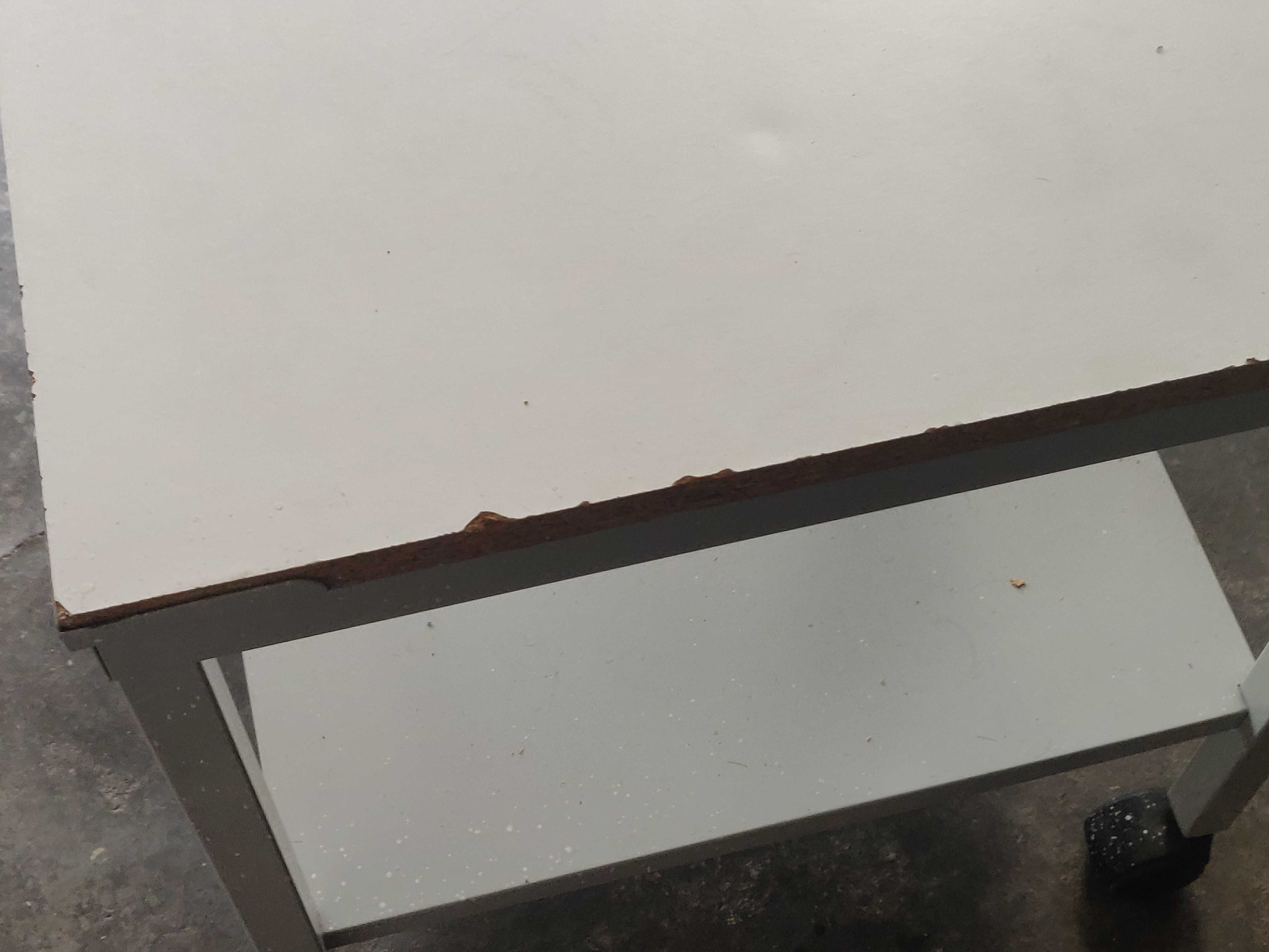 Mesa pequena branca