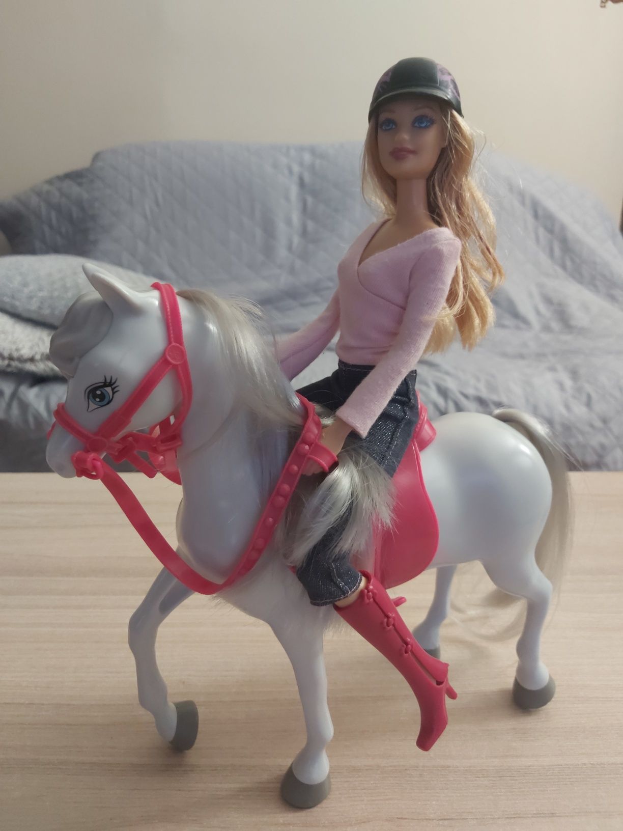 Koń z lalką Barbie